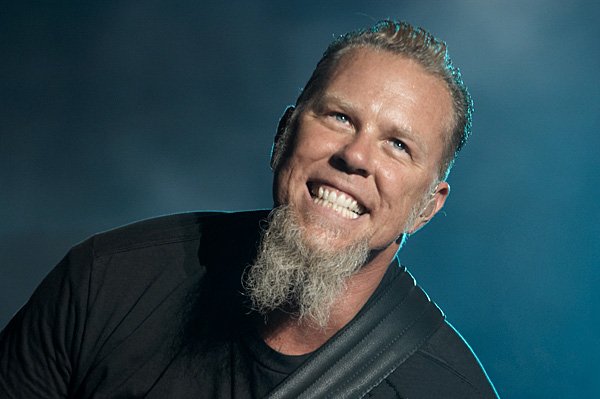 Paura per il frontman dei Metallica: interrotto il concerto article-post