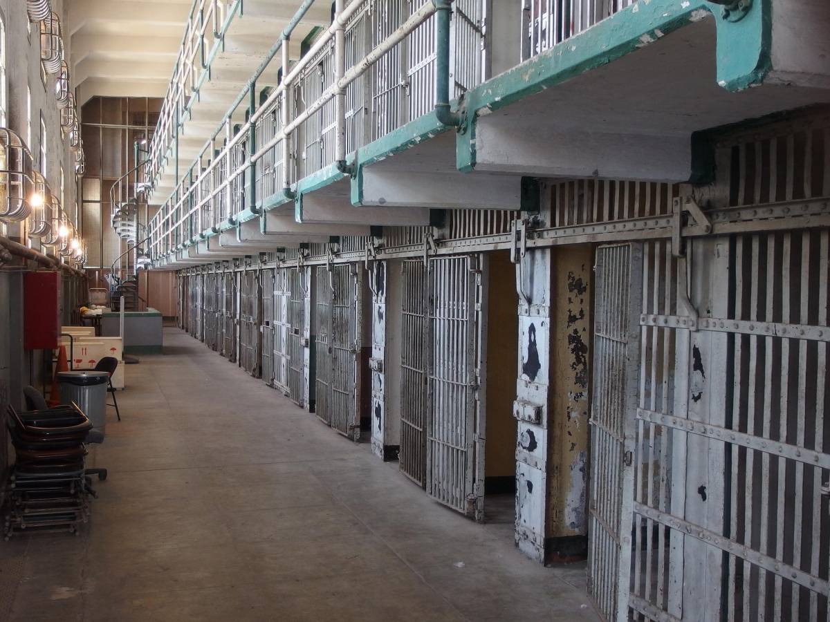 Arrestato per terrorismo: aggredisce gli agenti in carcere article-post