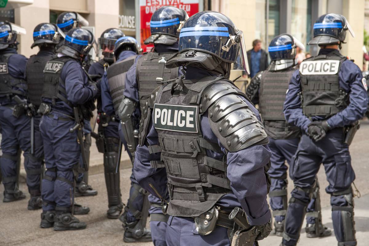 Palermo, funzionario di polizia si suicida mentre viene arrestato a casa sua article-post