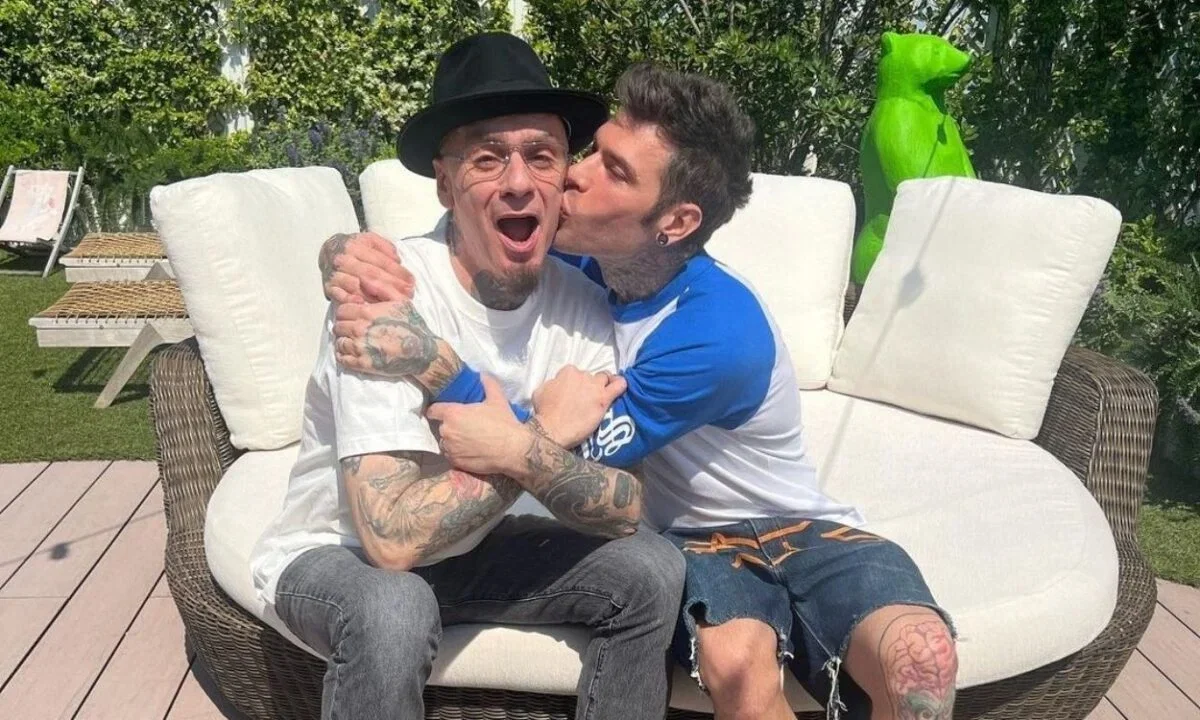 Fedez parla del tumore al pancreas e della pace con J-AX article-post