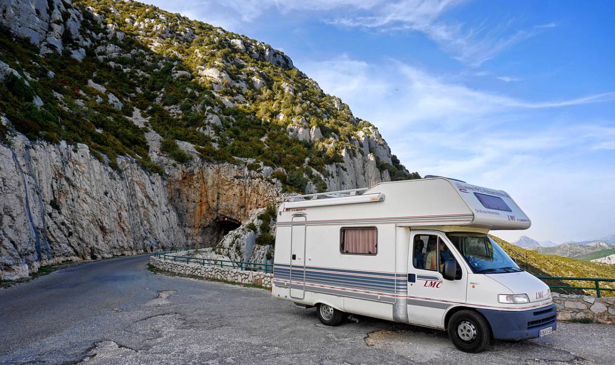 Bergamo, si lancia su un camper per farla finita: indagata per tentato omicidio article-post