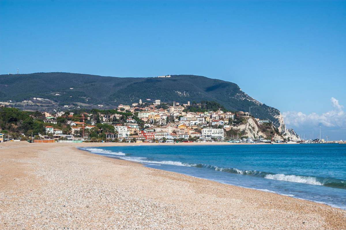 Ancona, si ribalta vongolara: un morto article-post