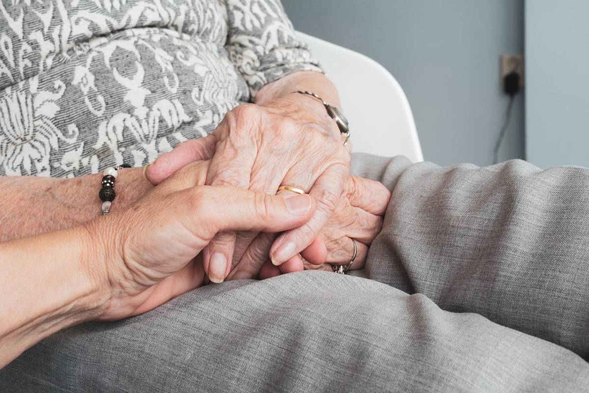 Uccide il nonno con la sedia e l’aspirapolvere: pubblica video su whatsapp article-post