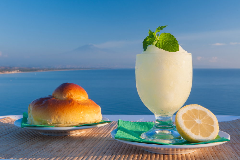 Come fare la vera granita al limone soffice, spumosa e vellutata: scopri questi 2 trucchi article-post