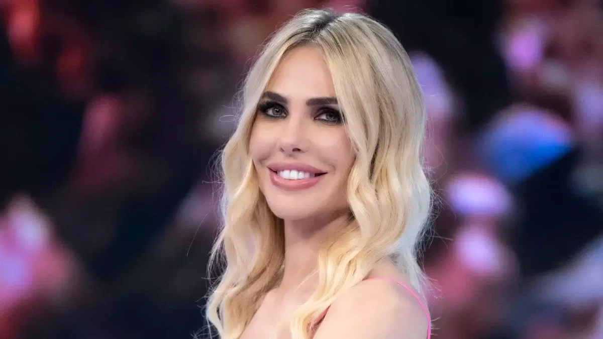 Ilary Blasi meravigliosa in topless: la reazione dei followers FOTO article-post