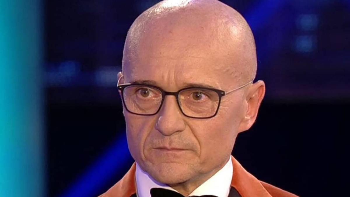 Gfvip7, Alfonso Signorini confronto accesso con Mediaset per Ciacci: “Siamo fermi agli anni ’80” article-post