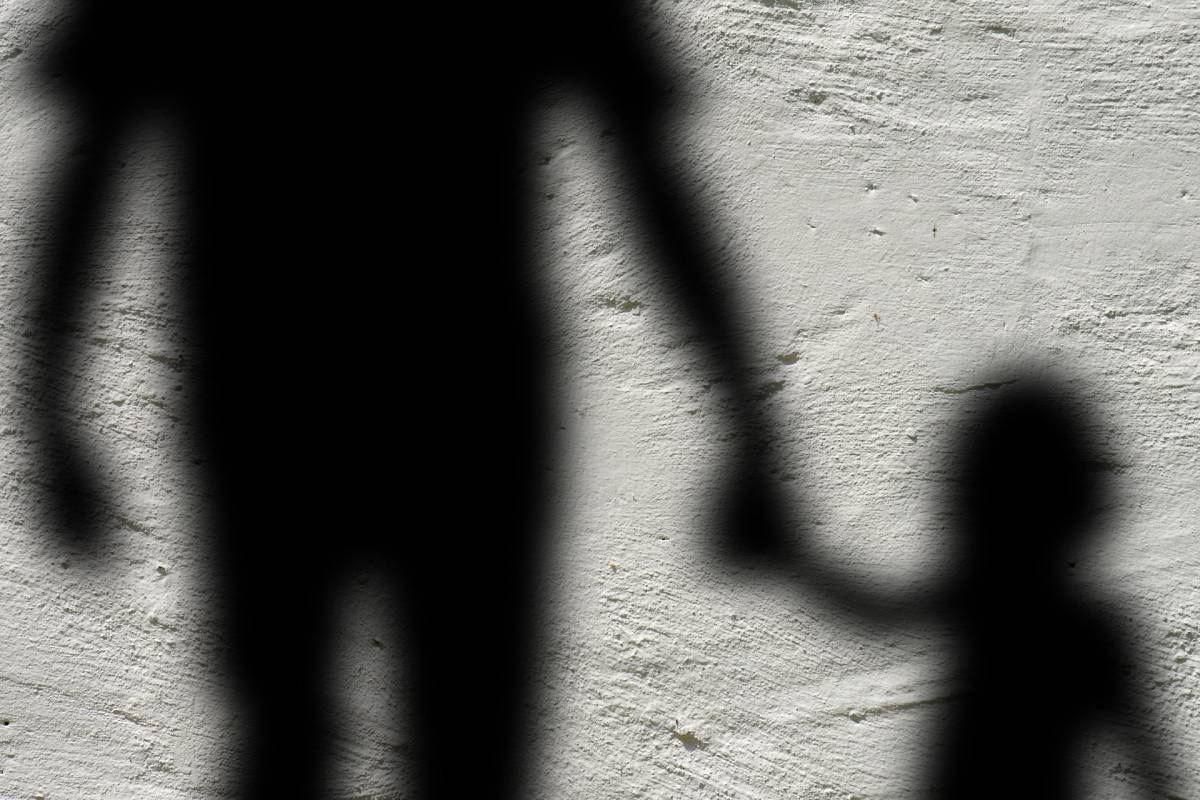 Abusa di una bimba, la madre si fa dare 600 euro per stare zitta article-post