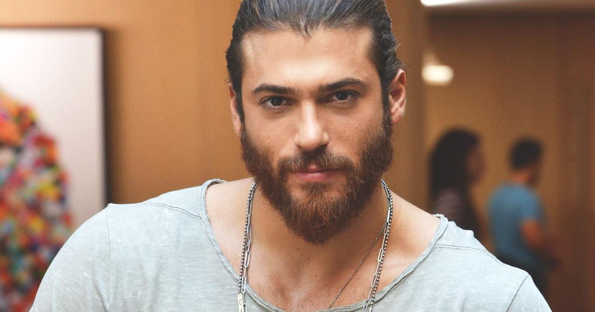 Can Yaman confessa: “Se non fossi stato bello avrei avuto ancora più successo” article-post