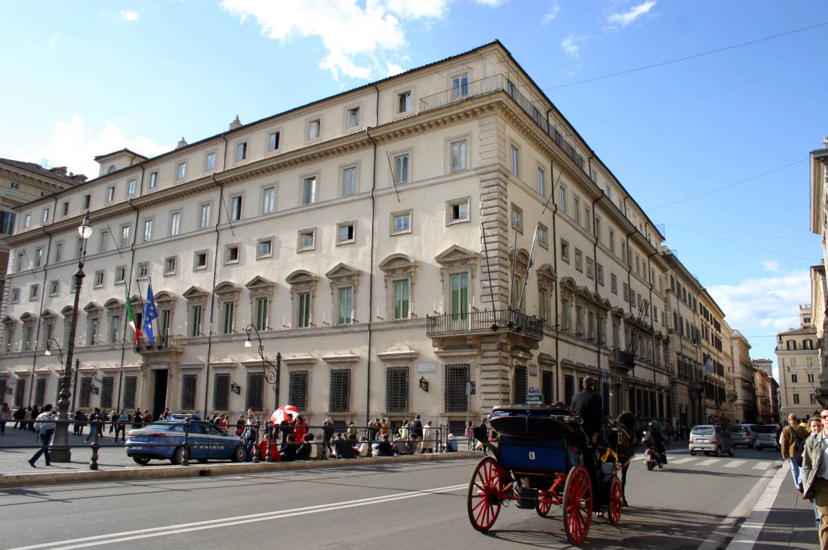 Governo, Urso: Regolare meglio la norma sugli extra profitti article-post