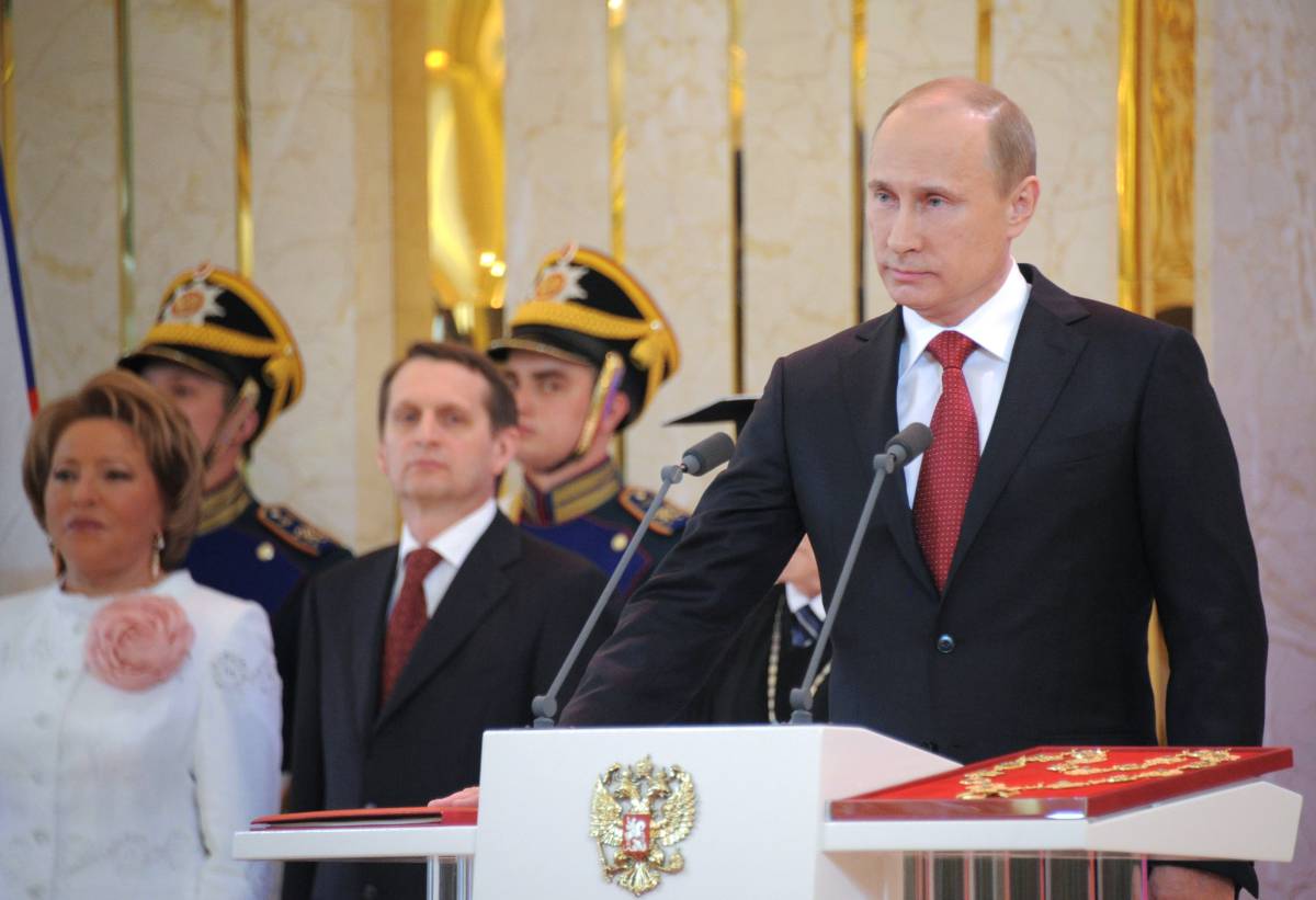 Putin, dalla Piazza delle Cattedrali del Cremlino loda le forza armate: “Avete protetto la liberta dei cittadini” article-post
