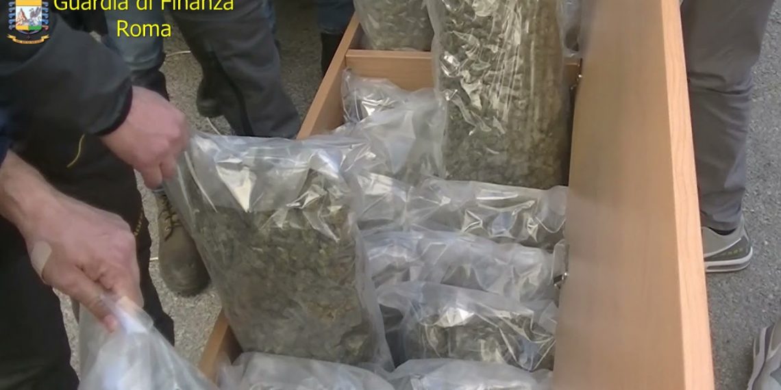 Roma. Mentre è agli arresti domiciliari nasconde in casa 126 kg di droga article-post
