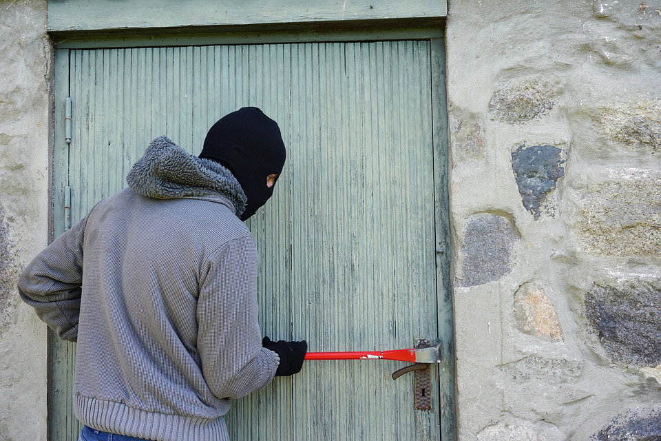 L’Aquila, rapina e botte in villa prima di scappare con il bottino article-post