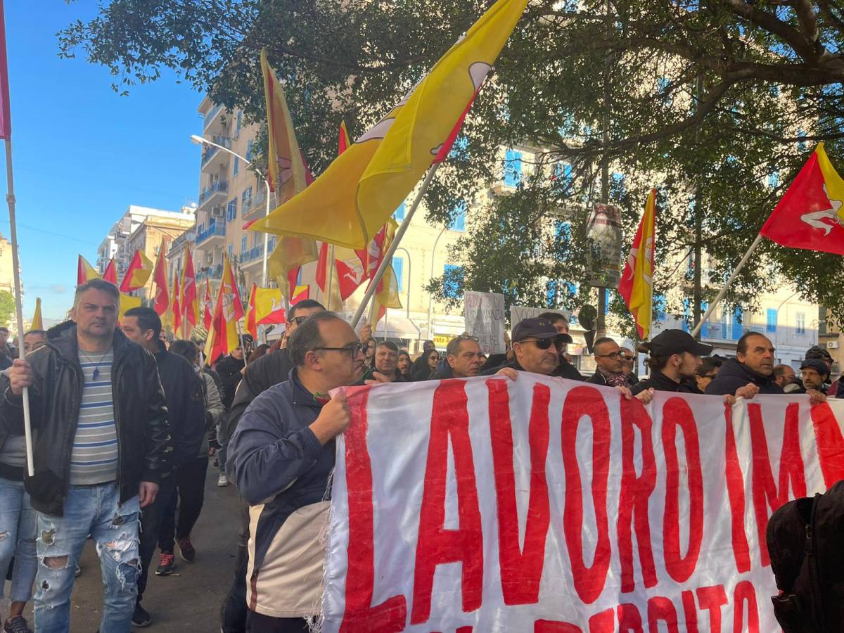 Palermo, centinaia di manifestanti in corteo per dire “No al taglio del Reddito di Cittadinanza” article-post