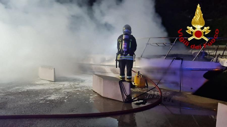 Castelsardo (SS), 6 imbarcazioni bruciano in un incendio divampato all’alba article-post