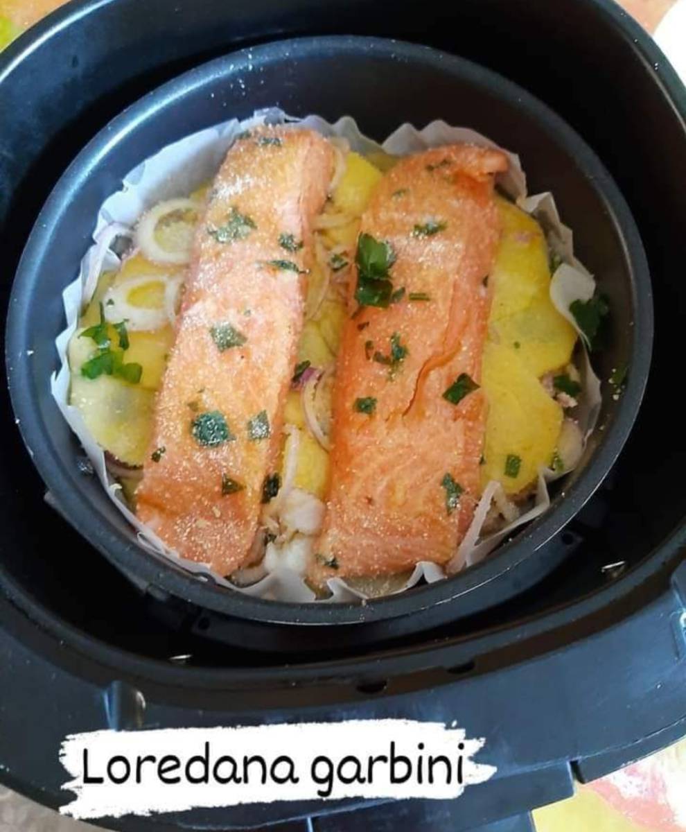 Salmone e patate cotto in friggitrice ad aria article-post