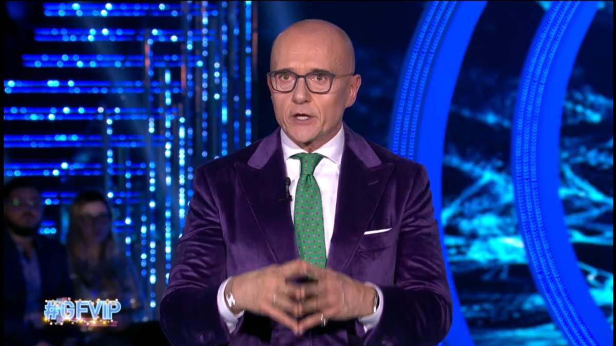 Gfvip7, Alfonso Signorini placa le polemiche: “Televoto truccato? Anche io sono spiazzato” article-post