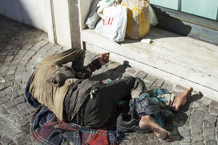 Milano, clochard muore in sottopasso article-post