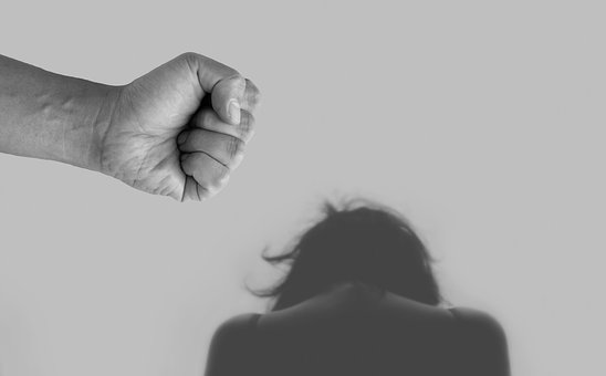 Reggio Emilia, picchia la moglie incinta perché “è mia e faccio quello che voglio” article-post