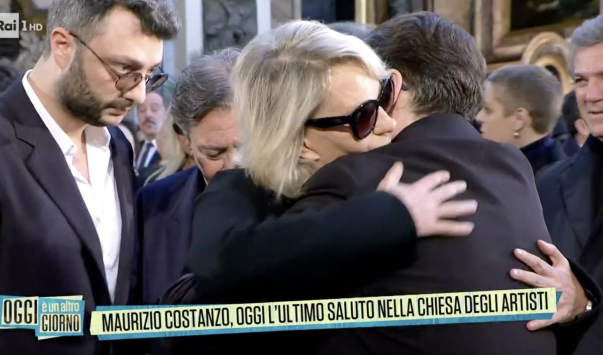 Funerali Costanzo, Maria de Filippi e l’abbraccio a Pier Silvio Berlusconi article-post