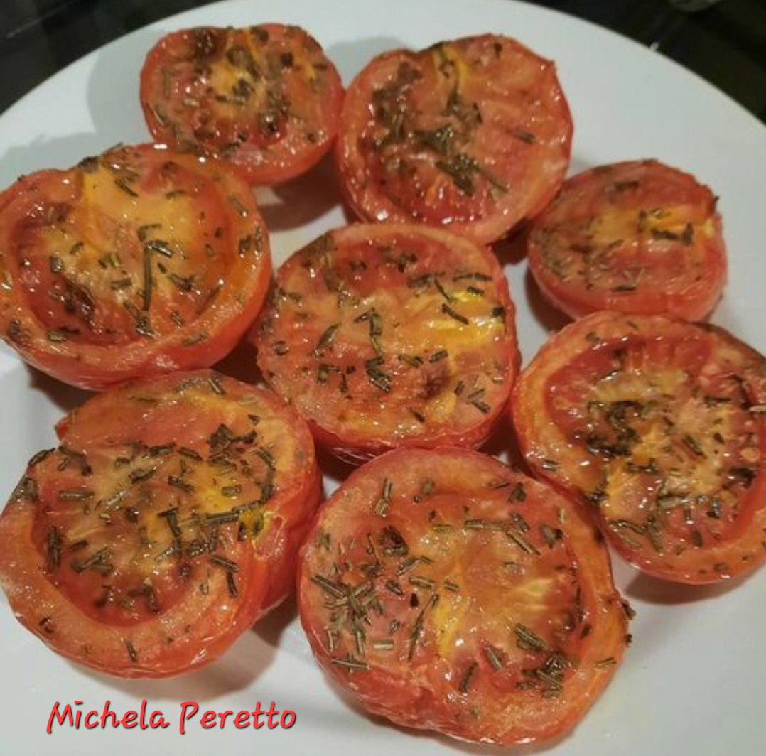 Pomodori aromatizzati in friggitrice ad aria, il contorno facile e buonissimo article-post