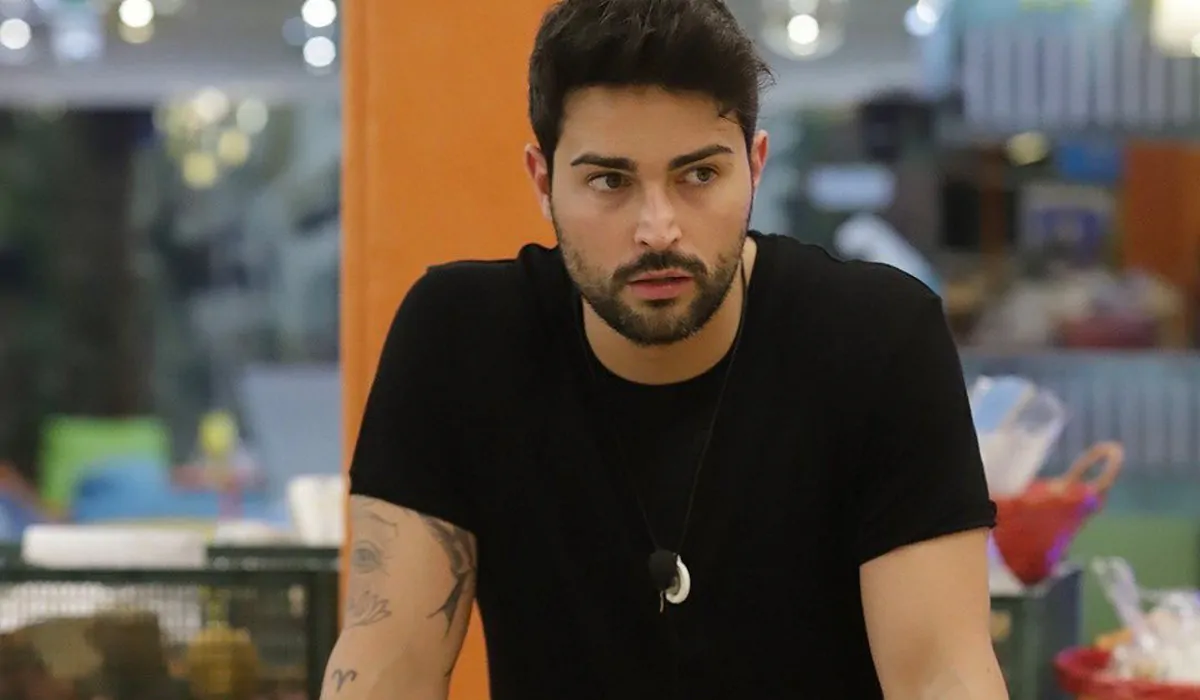 Gfvip7, Davide Donadei confessione fuorionda: “Ho avuto una relazione con una donna famosa” article-post