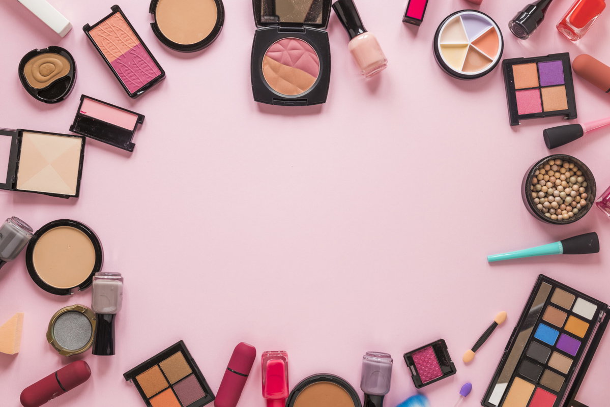 Make up 2023: Tutte le tendenze da replicare tra glitter e blush article-post