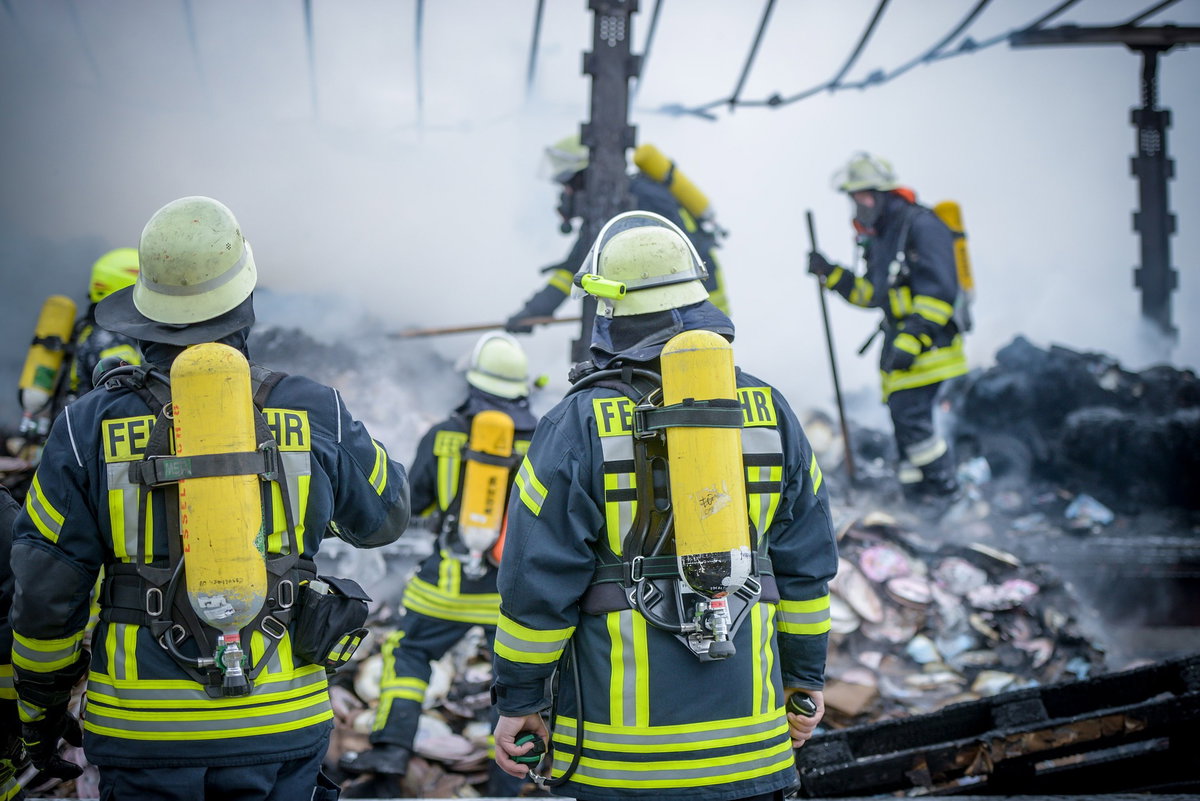 Paura a Lucca: esplosioni e fumo dai tombini article-post