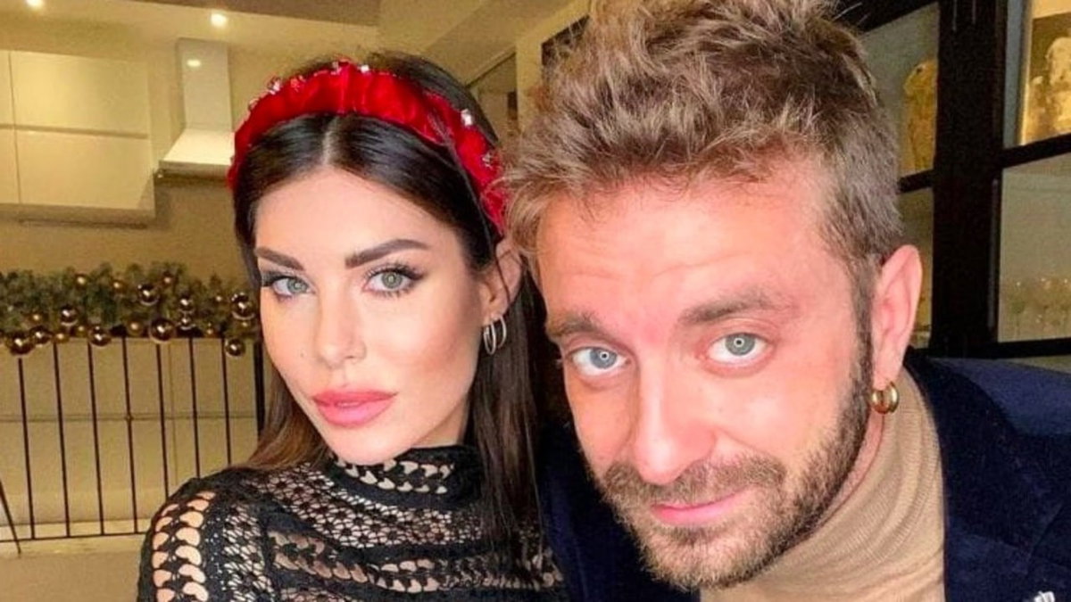 Bianca Atzei post parto impegnativo. Stefano Corti: “E’ dura!” article-post