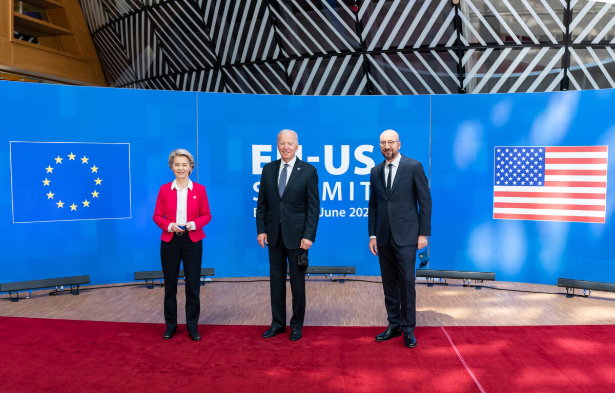 Biden e Von der Leyen: “Ridurre dipendenza da Pechino” article-post