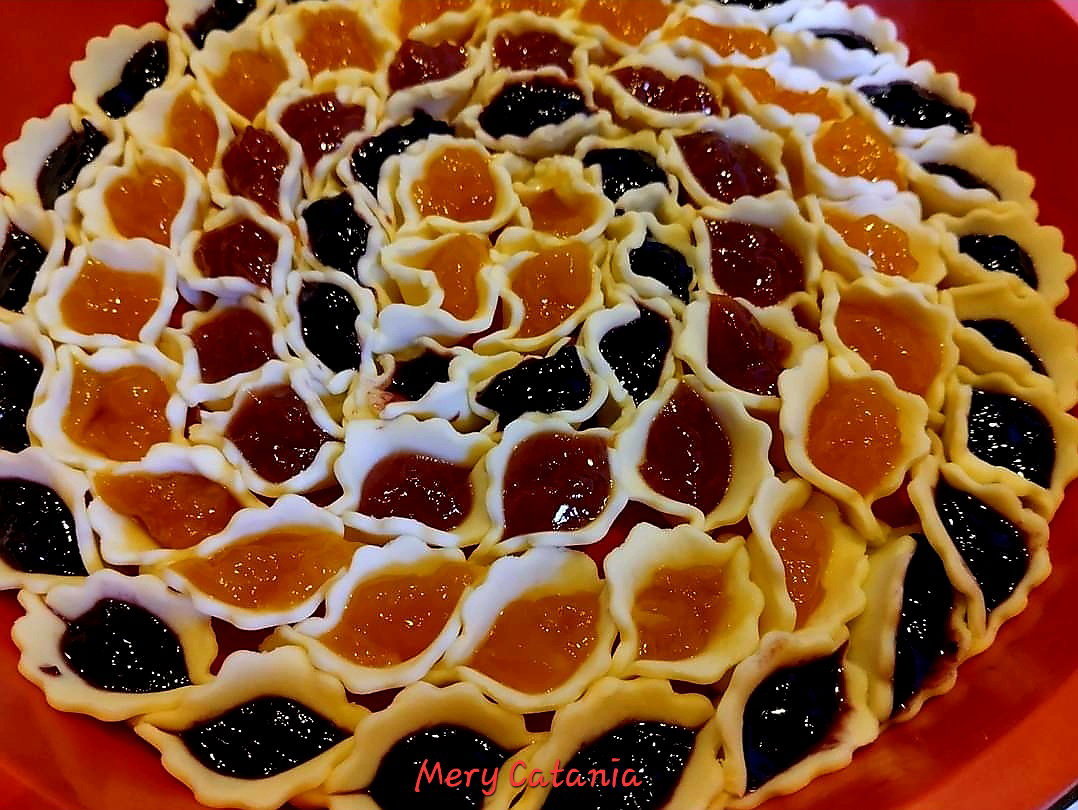 Crostata alla marmellata con petali di pasta sfoglia in friggitrice ad aria article-post