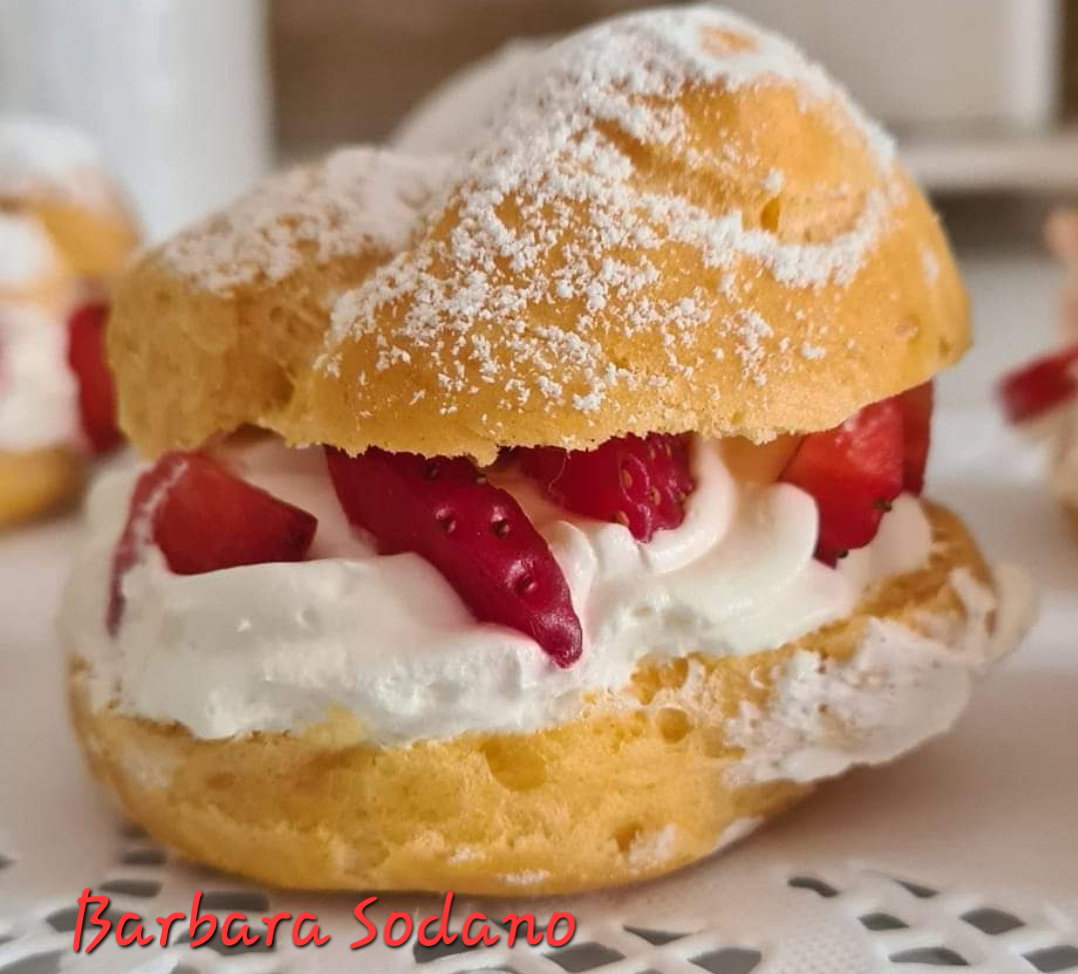 Bignè con panna e fragole in friggitrice ad aria article-post