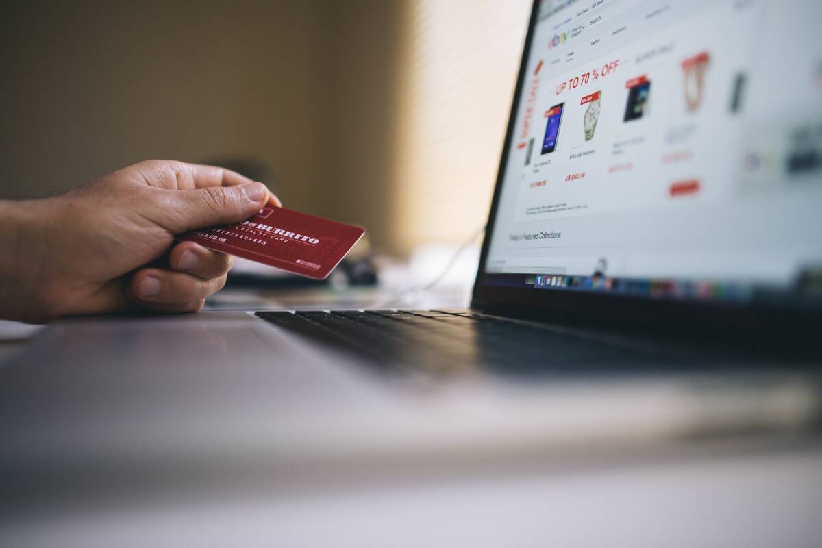 Torino, denunciato un venditore online, vendeva oggetti falsificati article-post