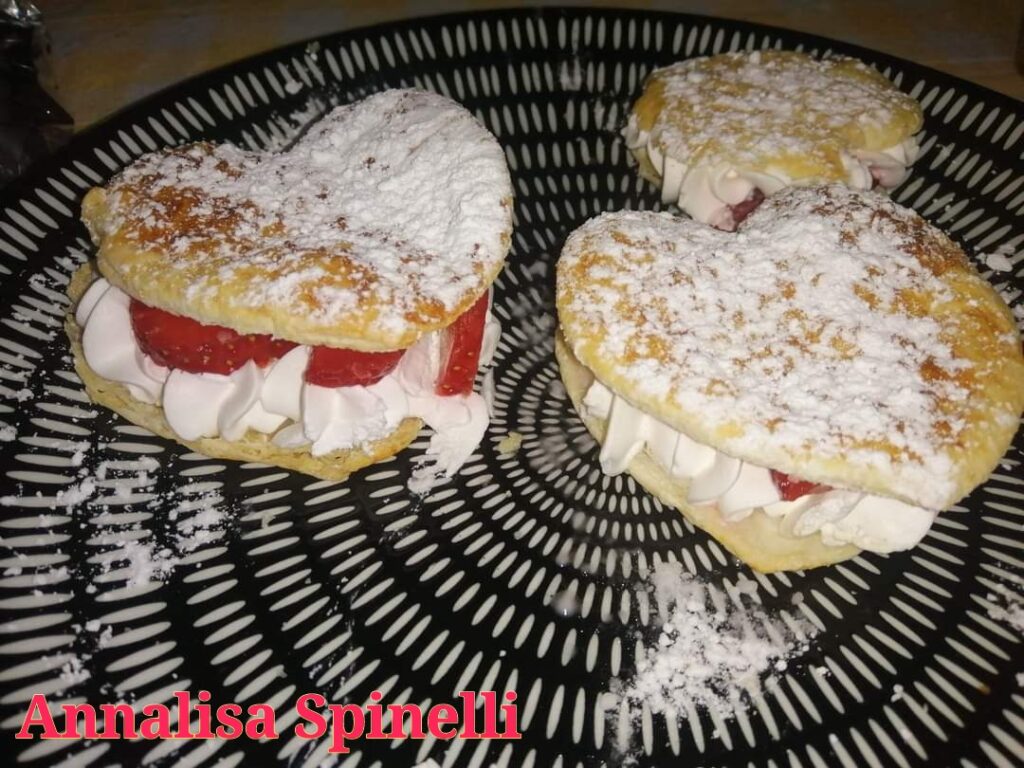 Cuori di sfoglia con panna e fragole in friggitrice ad aria