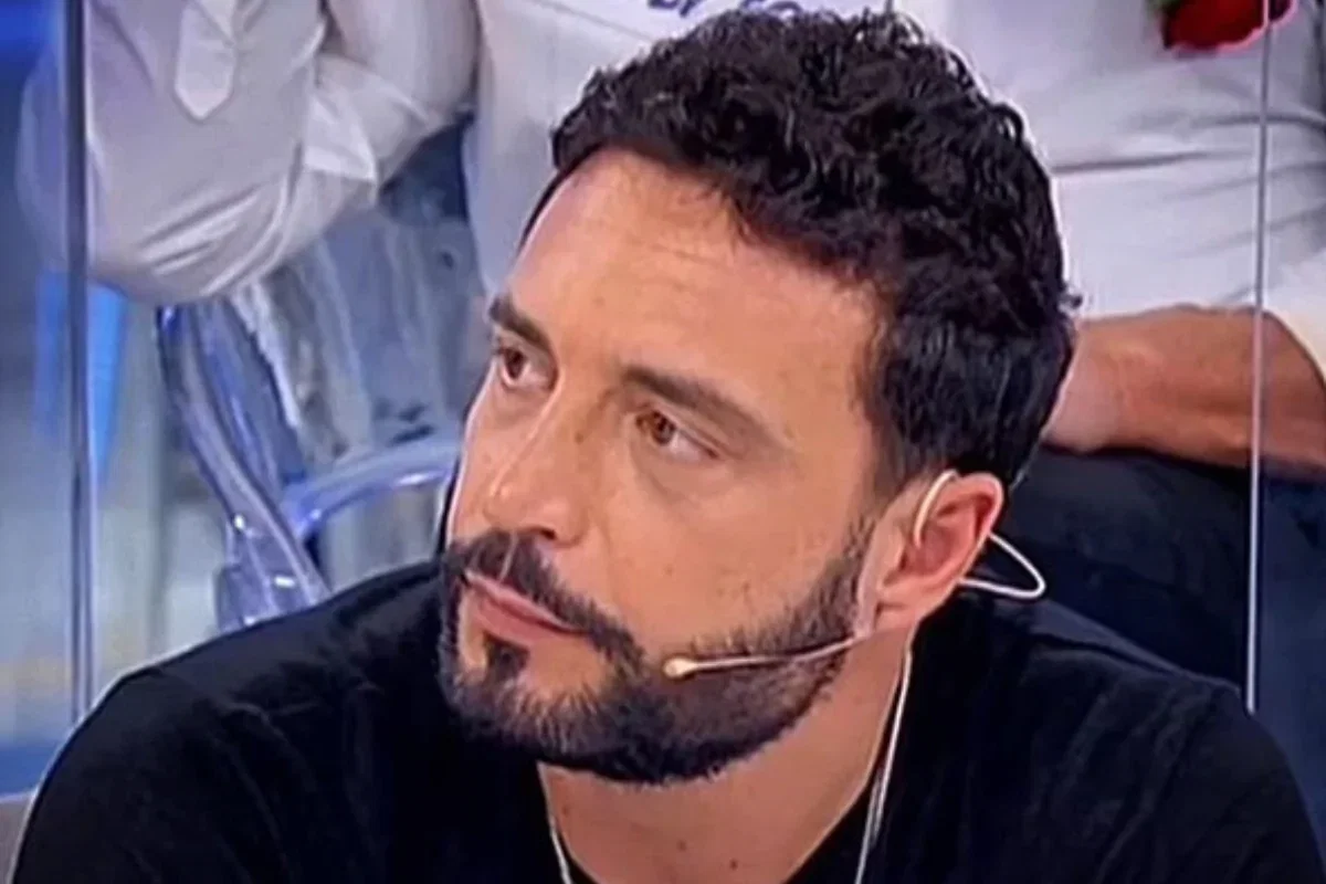 Uomini e Donne caos in studio: lite furiosa tra Aurora e Armando article-post