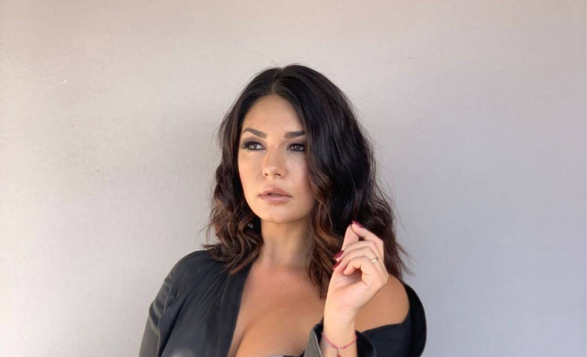 Elisa D’Ospina prova costume post parto: i commenti allo scatto article-post