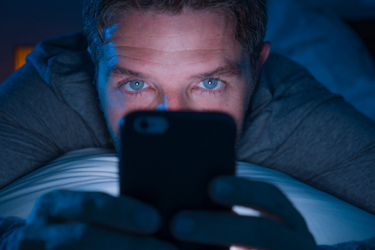 L’uso prolungato del cellulare danneggia la vista? Scopri le precauzioni per salvaguardare i tuoi occhi article-post