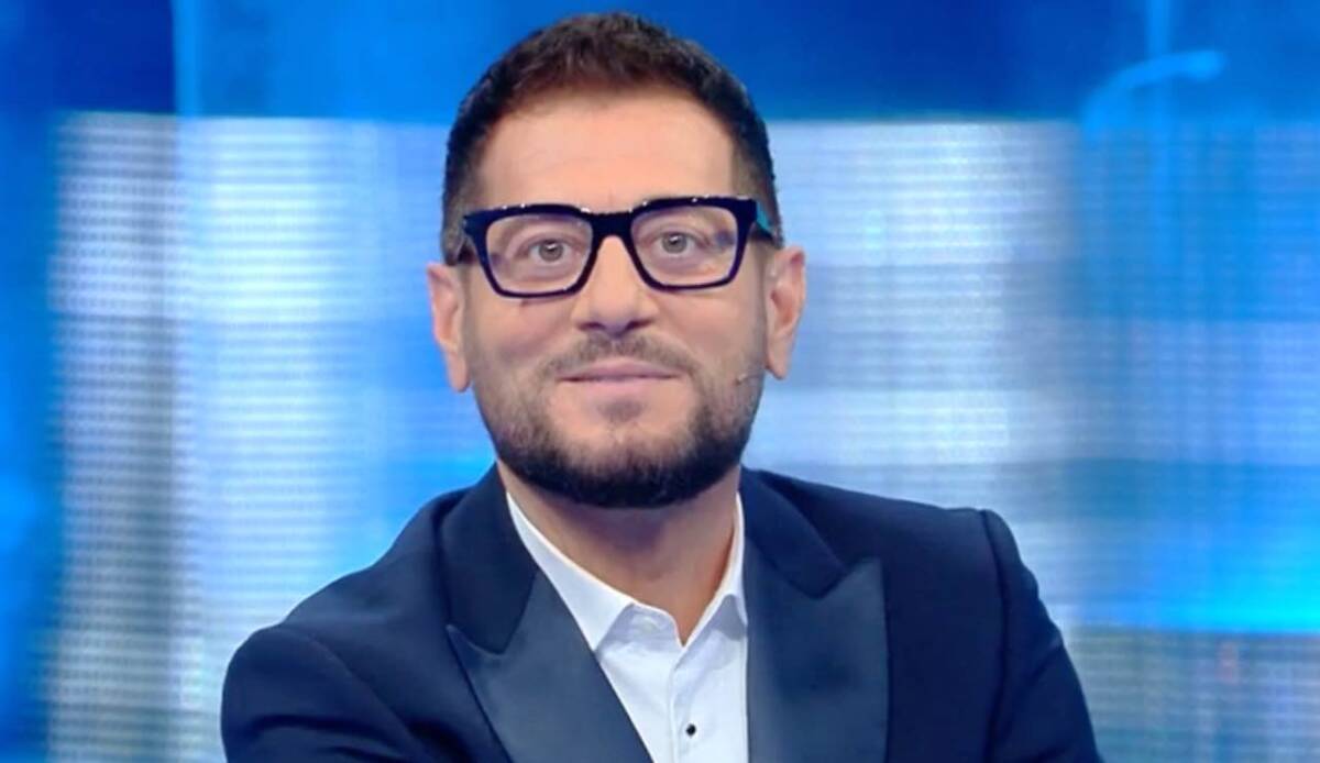 Enrico Papi rivela: “La fedeltà, per come la intendiamo noi, non esiste” article-post