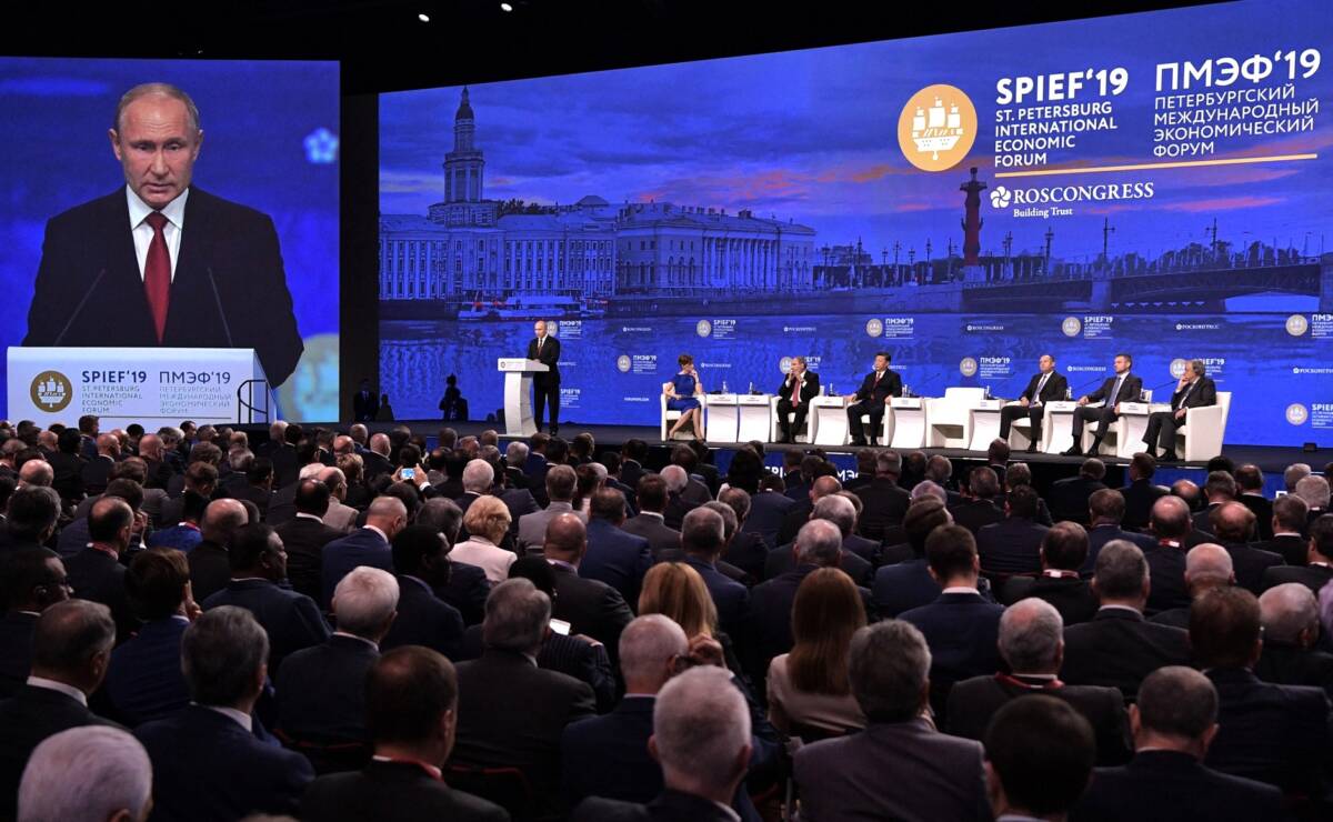Forum di San Pietroburgo, emiro degli Emirati Arabi incontra Putin article-post