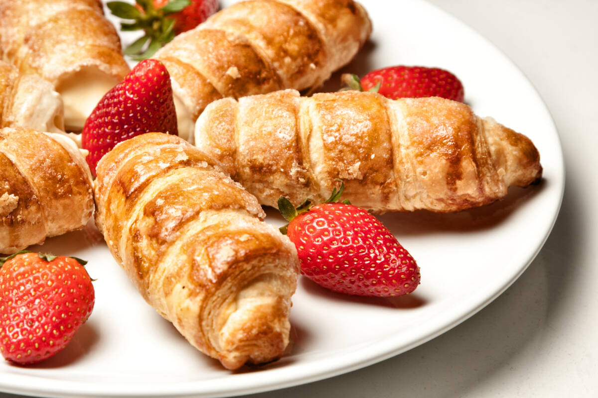 Cannoli di pasta sfoglia con crema e fragole in friggitrice ad aria article-post