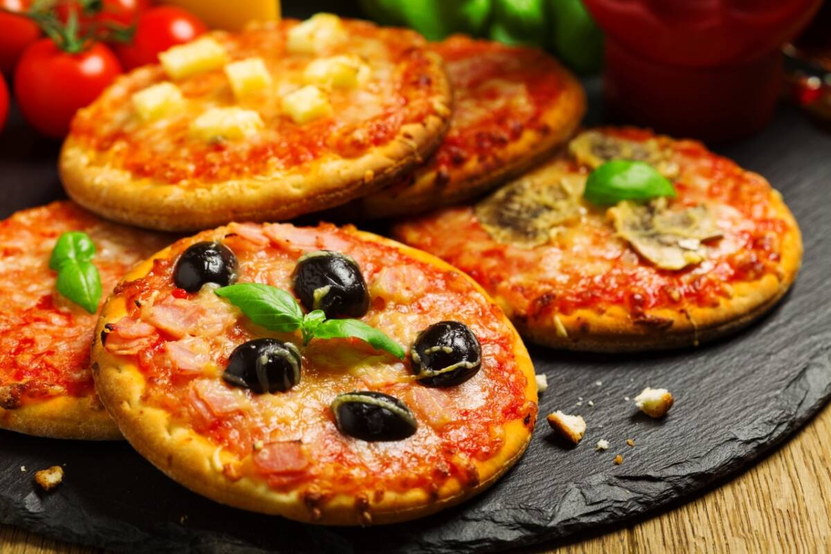 Golose e croccanti le pizzette di pasta sfoglia in friggitrice ad aria: le prepari in soli 8 minuti article-post