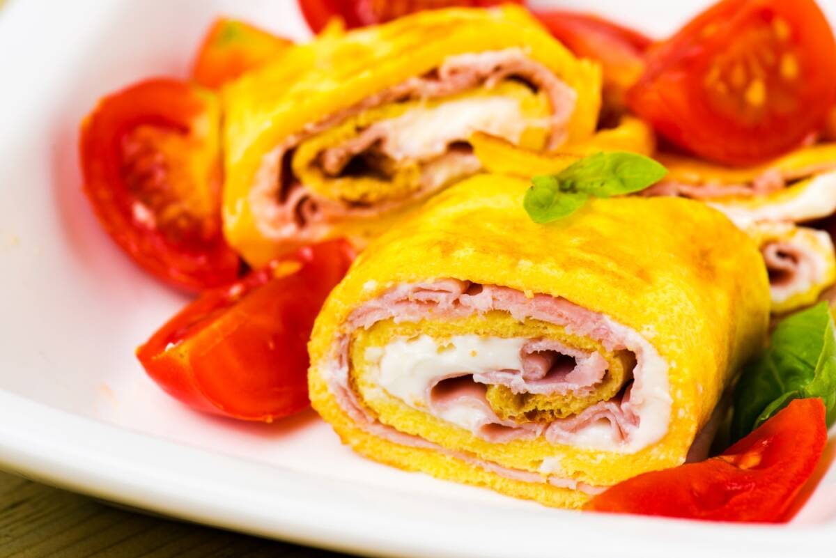 Rotolo di frittata in friggitrice ad aria, con un ripieno di formaggio filante article-post