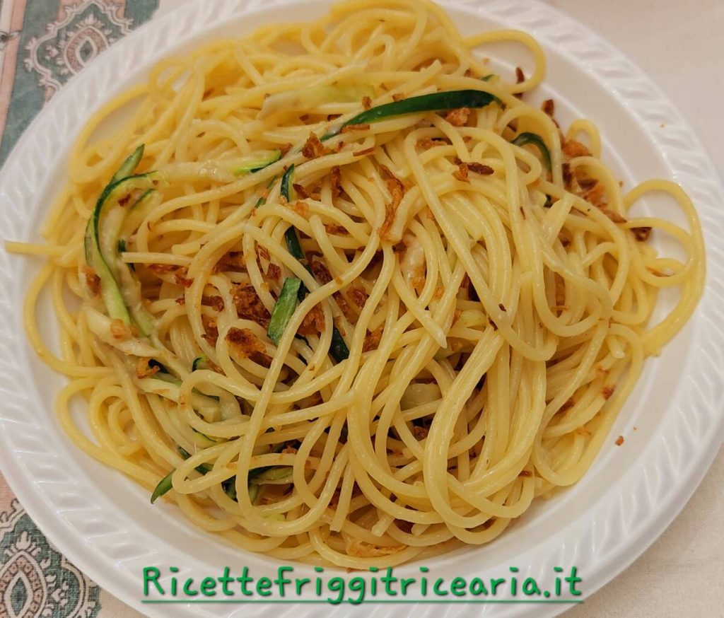 Spaghetti acciughe zucchine friggitrice ad aria