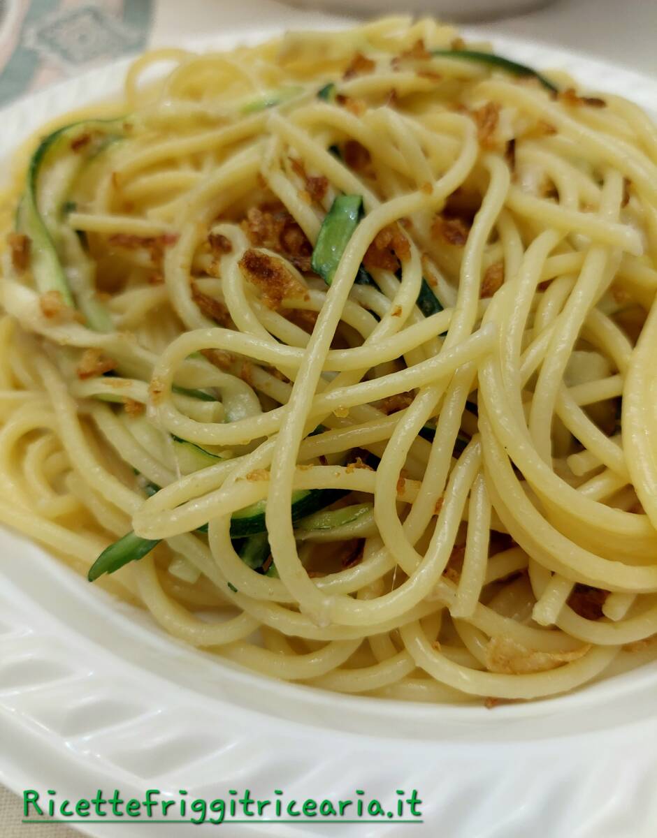 Spaghetti con acciughe e zucchine in friggitrice ad aria article-post
