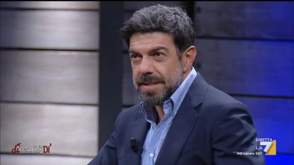 Pierfrancesco Favino critico a Venezia: “Perchè un americano può fare un italiano?” article-post