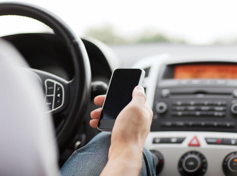 Scrivi messaggi o telefoni mentre guidi? Multa fino a 2588 euro con il nuovo codice della strada preview