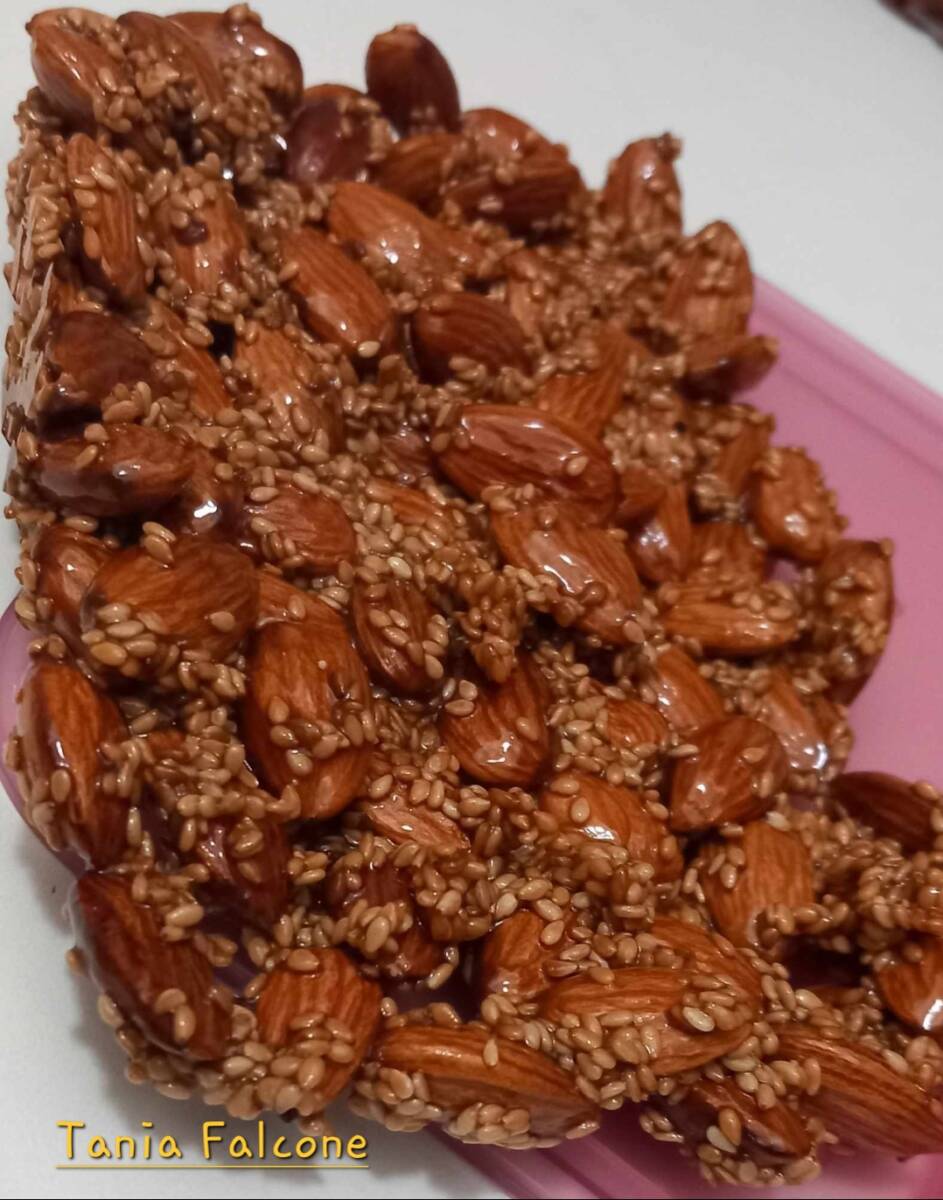 Torrone di mandorle e semi di sesamo in friggitrice ad aria article-post