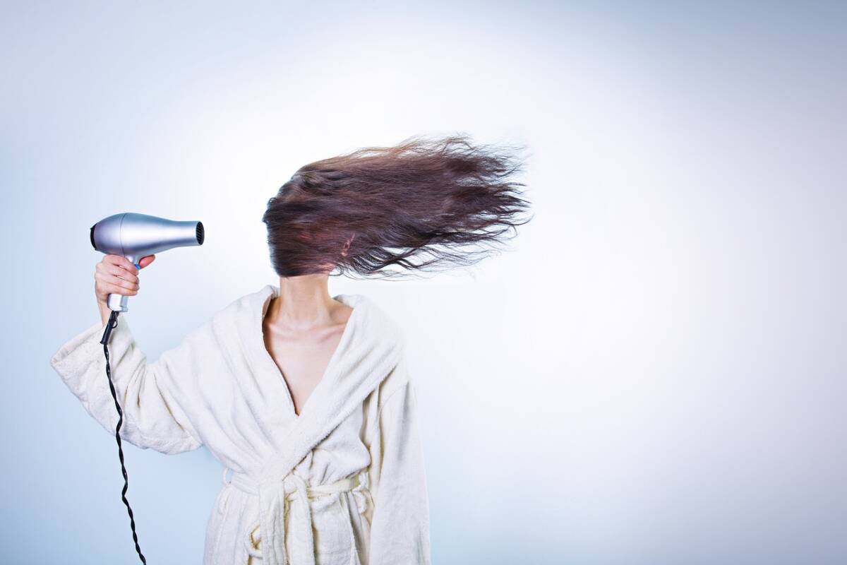 Capelli sciolti o raccolti prima di dormire? Ecco cosa consigliano gli esperti article-post