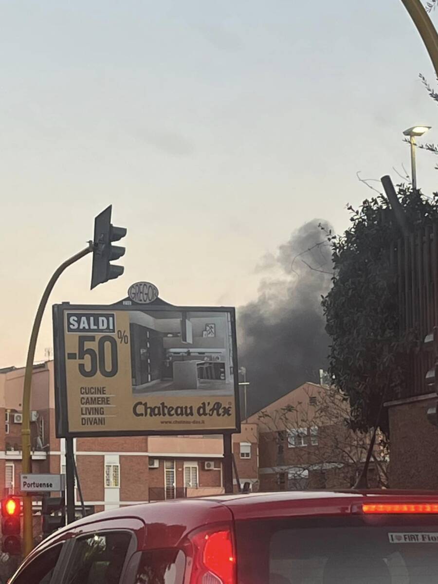 Roma: incendio nei pressi del Conad al Trullo article-post