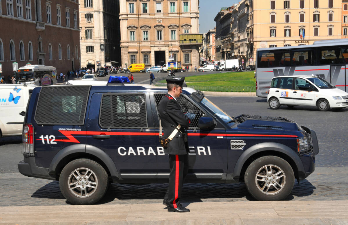 Bobbio (Piacenza): un giovane si lancia dal tetto ma viene salvato da un carabiniere article-post