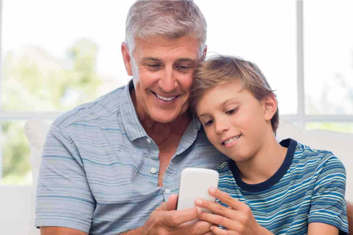 Nipoti che insegnano la tecnologia ai nonni: il progetto di inclusione ad Ancona article-post